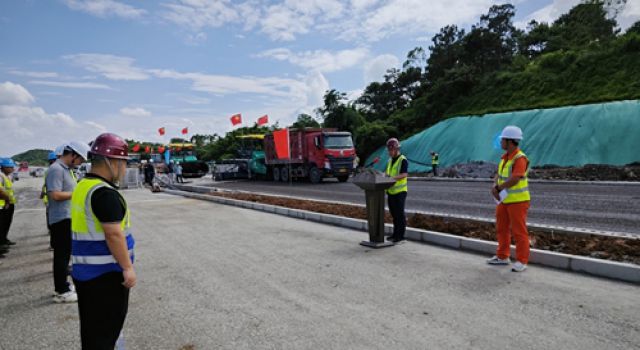 東泰咨詢欽州北過境線公路項(xiàng)目瀝青下面層試驗(yàn)段順利攤鋪